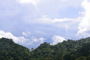 Orman dağlarının üzerindeki bulutlarla güzel bir yaz gökyüzü.