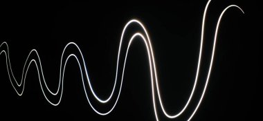 Neon Beyaz Dalga desenleri soyut bir şekilde izole edilmiş siyah bir arkaplanda akıyor. Uzun pozlama adı verilen ışık fotoğraf tekniği kullanılarak yapılmış. Eğri