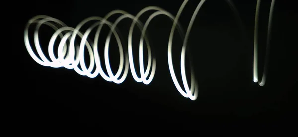 Neon White Wave Vzor Abstraktní Tekoucí Izolovaném Černém Pozadí Kopírovacím — Stock fotografie