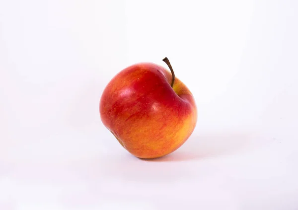 Apple на белом фоне с тенью. — стоковое фото