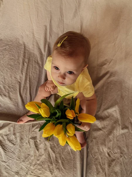Dziewczyna Tulipany Niebiesko Żółty — Zdjęcie stockowe