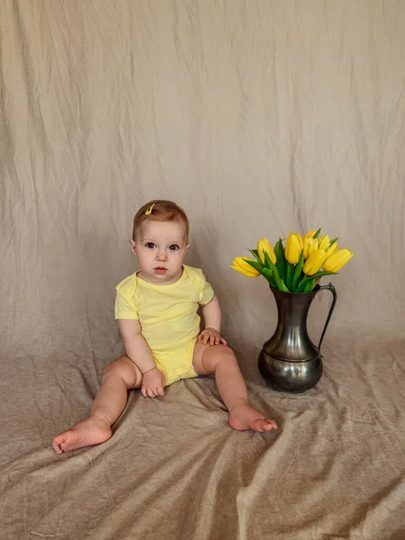Dziewczyna Tulipany Niebiesko Żółty — Zdjęcie stockowe