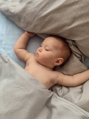 Bebek yatakta uyuyor..