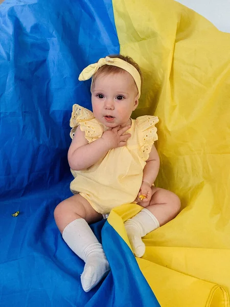 Маленька Дівчинка Тлі Українського Прапора Жовтими Синіми Кольорами — стокове фото