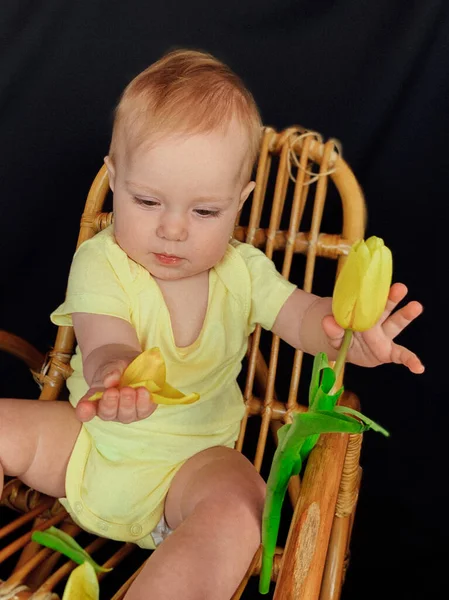 Bambina Con Tulipano Una Sedia Sdraio — Foto Stock