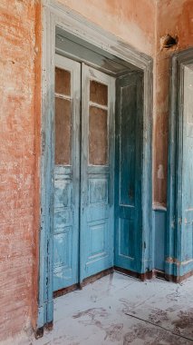 Şehrin içinde terk edilmiş bir ev.