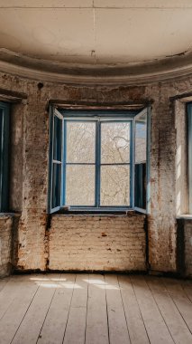 Şehirdeki terk edilmiş eski bina.