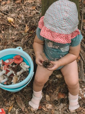 Elinde bir avuç dolusu kir tutan bir çocuk.