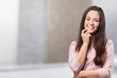 Genç bir kadın kendini mutlu, heyecanlı, şaşırmış ya da şaşırmış hissediyor. İnanılmaz bir şeye şaşırmış.