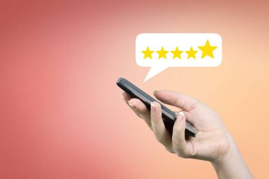 Kullanıcı, hizmet deneyimine bir puan verir, altın yıldızlı bir telefon tutar