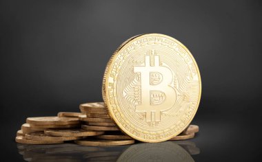 Bitcoin Ethereum ve Cardano kripto para birimleri koyu gri arka planda. Sanal para.