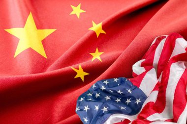 Arka planda ABD ve Çin bayrağı var. Ciddi ticaret gerilimi ya da ticaret savaşı.