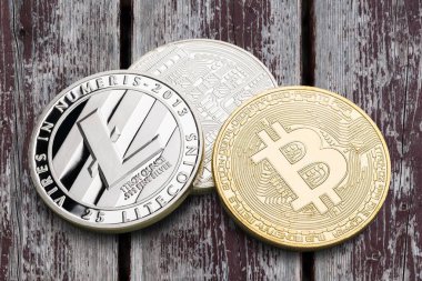 Bitcoin Ethereum ve Cardano kripto para birimleri koyu gri arka planda. Sanal para.