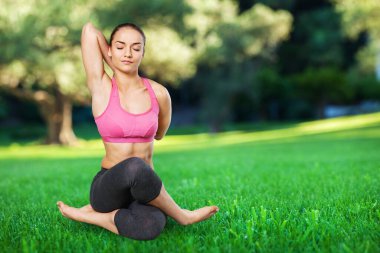 Rahatlamış koşucu, doğada egzersiz yaptıktan sonra kadını fark eder.