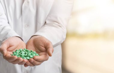 Uluslararası Aşırı Doz Farkındalığı Günü, Eller hapları tutuyor