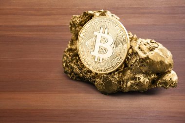 Bitcoin Ethereum ve Cardano kripto para birimleri koyu gri arka planda. Sanal para.