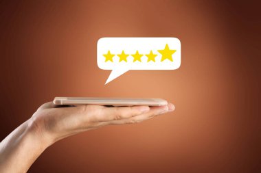 Kullanıcı, hizmet deneyimine bir puan verir, altın yıldızlı bir telefon tutar