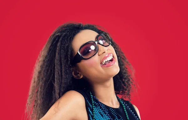 Feliz Hermosa Mujer Joven Positiva Con Ropa Casual Gafas Sol — Foto de Stock