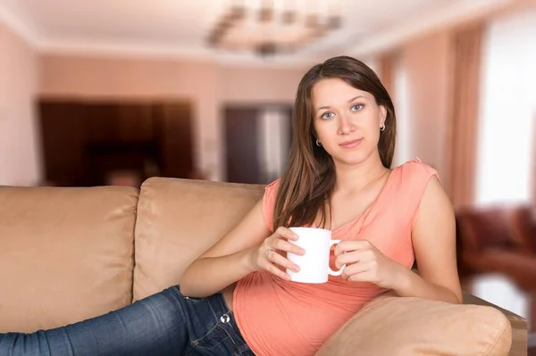 一个快乐的年轻女子在家喝咖啡或茶的画像 — 图库照片