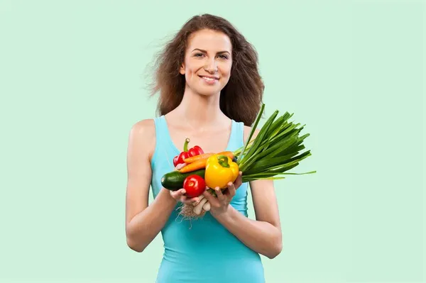 Güzel Genç Bir Kadın Organik Sebzeler Tutuyor Sağlıklı Yeme Kavramı — Stok fotoğraf