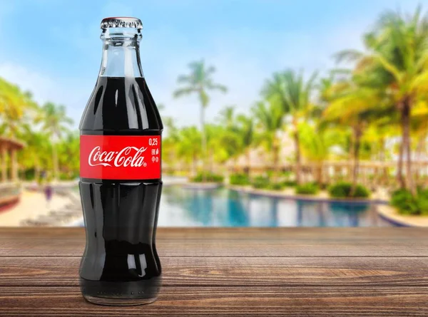 Soğuk Klasik Coca Cola Şişesi Ahşap Masada — Stok fotoğraf