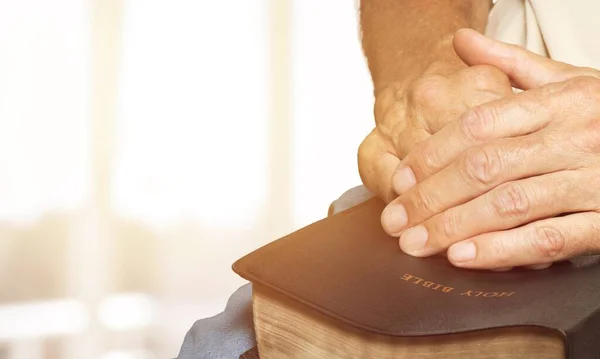 Old Holly Bible Book Hands Old Man — Stock Photo, Image