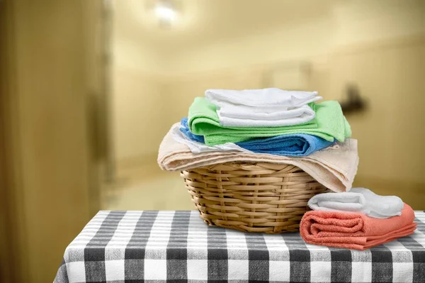Stos Bawełniane Kolorowe Ubrania Stole Pomieszczeniach Stacked Składane Czyste Ubrania — Zdjęcie stockowe