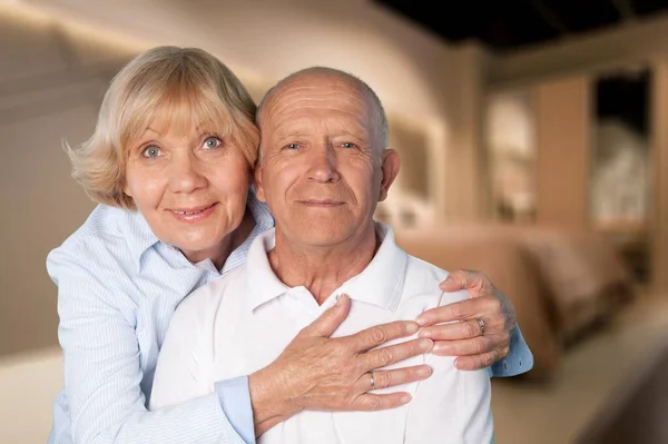 Felice Coppia Adulti Anziani Abbracciare Legare Pensare Buon Futuro — Foto Stock