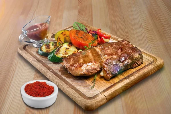 Friss Lédús Marhahús Steak Hústál Fűszerekkel Fűszernövényekkel — Stock Fotó
