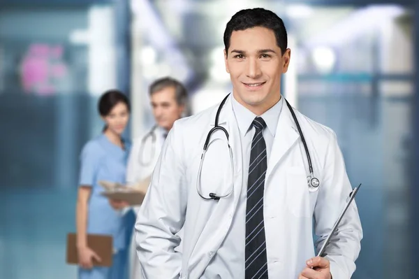 Schöne Ärztin Medizinischer Uniform Mit Klemmbrett Krankenhaus — Stockfoto