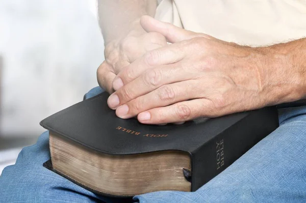 Old Holly Bible Book Hands Old Man — Stock Photo, Image
