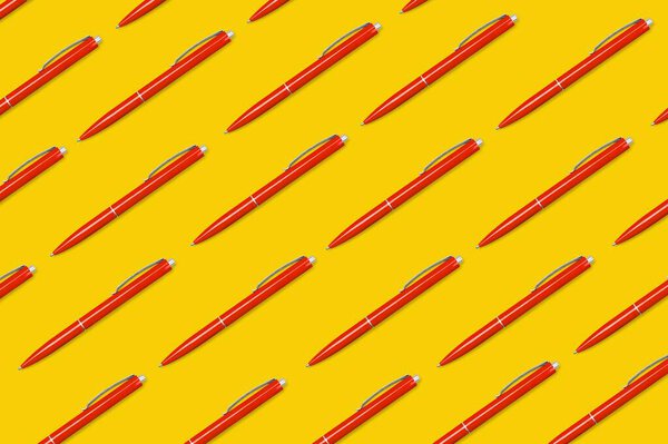 Яркие повторяющиеся ручки на цветном фоне. Концепция обучения, литературы, написания текстов