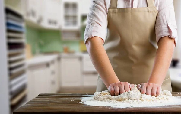 Volwassen Vrouw Schort Roll Deeg Bakken Brood Taart Gezellige Keuken — Stockfoto
