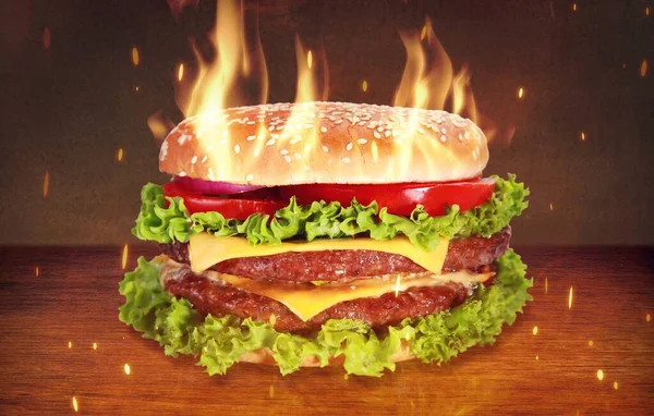 暗い背景に火を燃やすおいしいスパイシーなフライドチキンバーガー — ストック写真