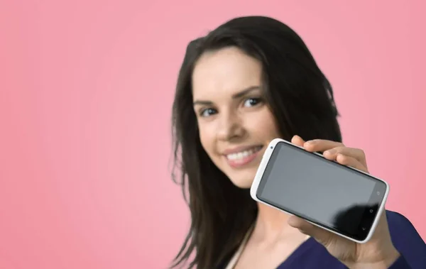 Szczęśliwa Młoda Kobieta Pokazuje Pusty Ekran Telefonu Komórkowego — Zdjęcie stockowe