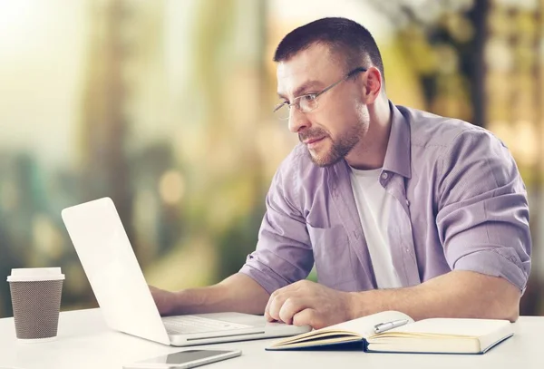 Jeune Homme Heureux Utilisant Ordinateur Portable Écrire Prendre Des Notes — Photo