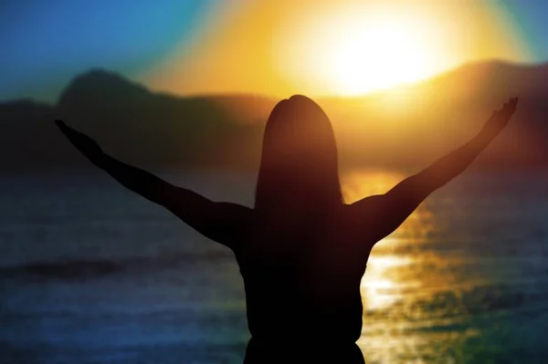 Ευτυχισμένη Γυναίκα Σηκώνεται Χέρι Στον Ουρανό Ηλιοβασιλέματος Στην Παραλία Και — Φωτογραφία Αρχείου