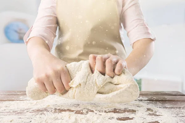 Dojrzałe Kobieta Fartuch Rolki Ciasto Pieczenia Chleb Lub Ciasto Przytulnej Zdjęcia Stockowe bez tantiem