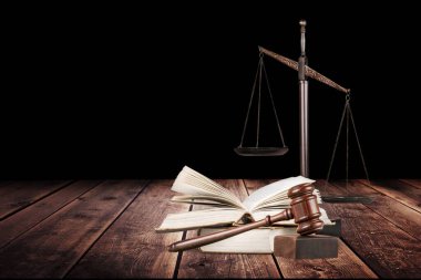 Hukuk kavramı. Siyah arka planda tokmak ve pullar