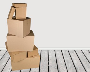 İç planda bir sürü karton kutu var.