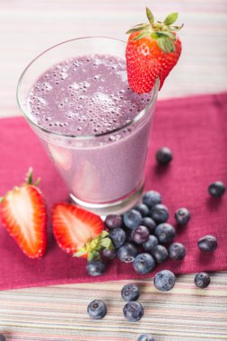 Masada böğürtlenli ve çilekli smoothie.