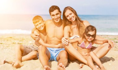 Sahilde tatil üzerinde mutlu bir aile