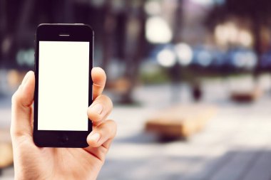 Boş ekranlı akıllı telefonu tut