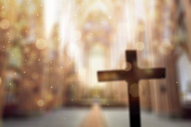 Soyut siluet vitray pencere kavramı din ve dua için karşı kilise iç çapraz defocussed