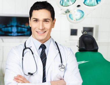 Erkek doktor gülümsüyor.