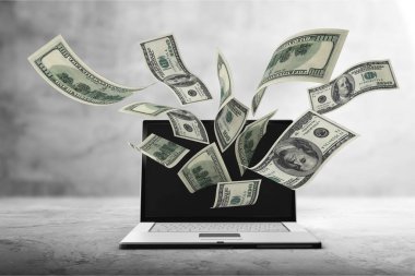 Tahta masadaki paralı dizüstü bilgisayar