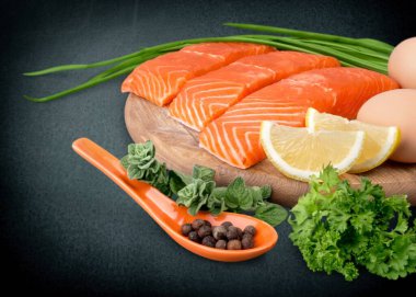 Sebzeli, yumurtalı ve baharatlı somon filetosu.