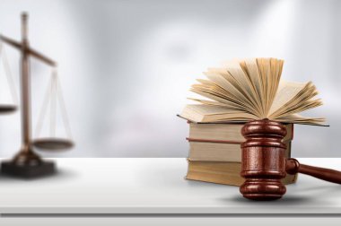 Hukuk ve adalet kavramı. Tokmak ve kitaplar masada..