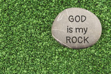 Metinli taş Tanrı benim kayam.