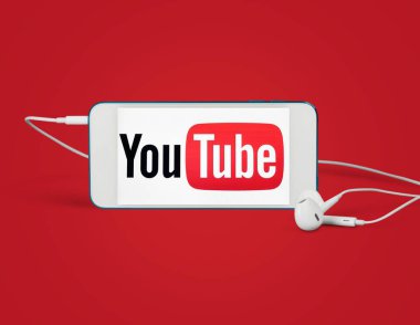 Youtube uygulaması akıllı telefonda çalışıyor. Kulaklıklar kırmızı arkaplanda. 